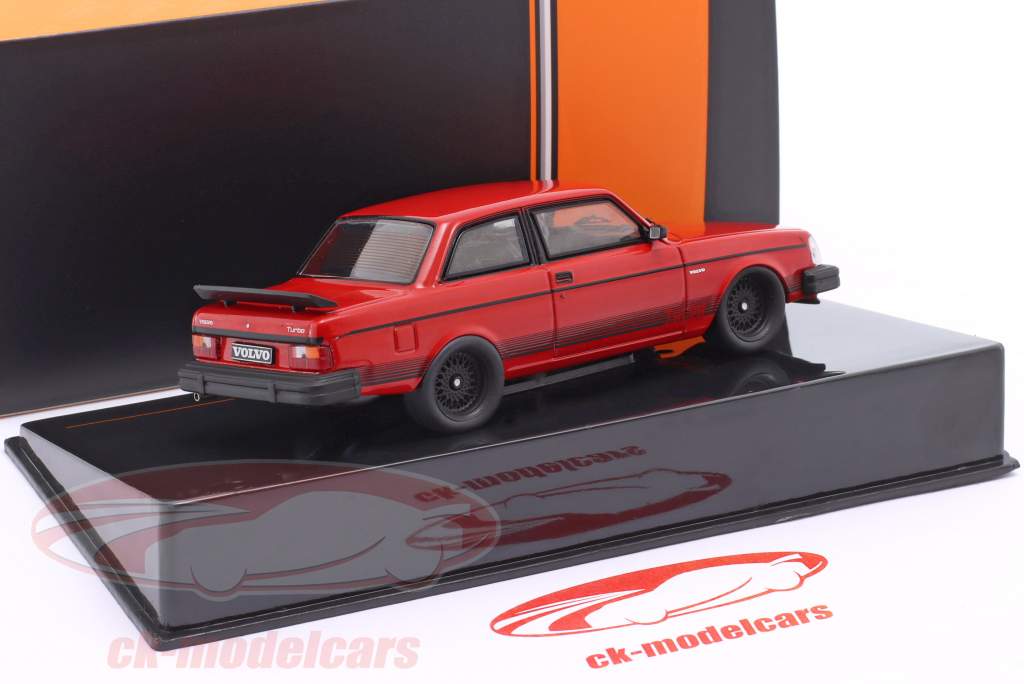 Volvo 242 Custom Año de construcción 1980 rojo 1:43 Ixo