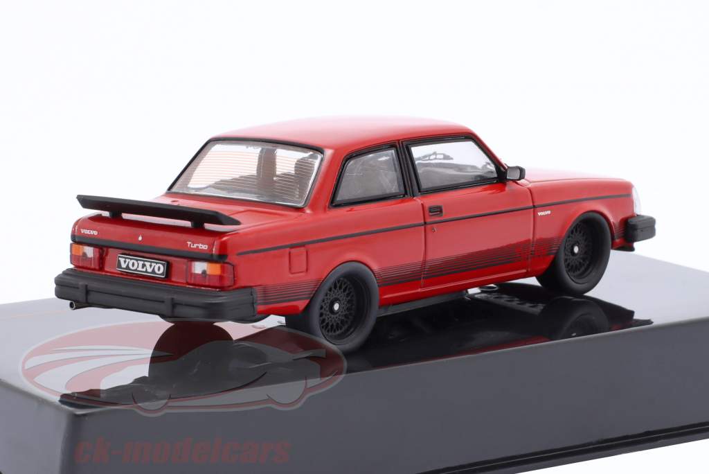 Volvo 242 Custom Año de construcción 1980 rojo 1:43 Ixo