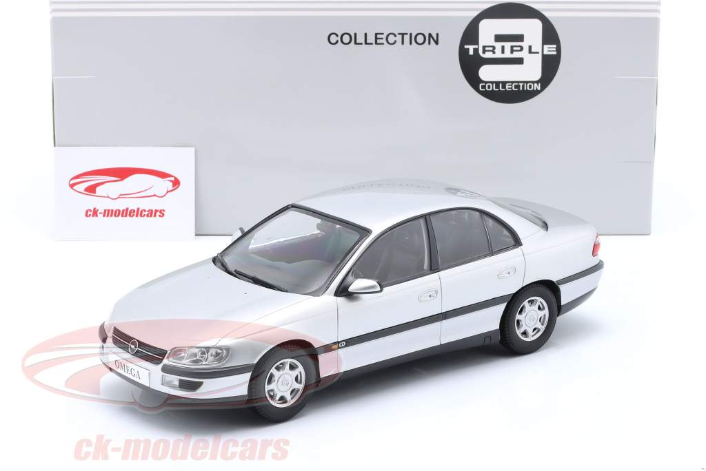 Opel Omega B 建設年 1996 銀 メタリックな 1:18 Triple9