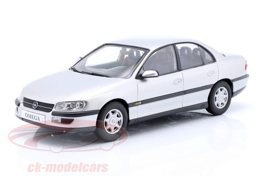 Opel Omega B 建設年 1996 銀 メタリックな 1:18 Triple9