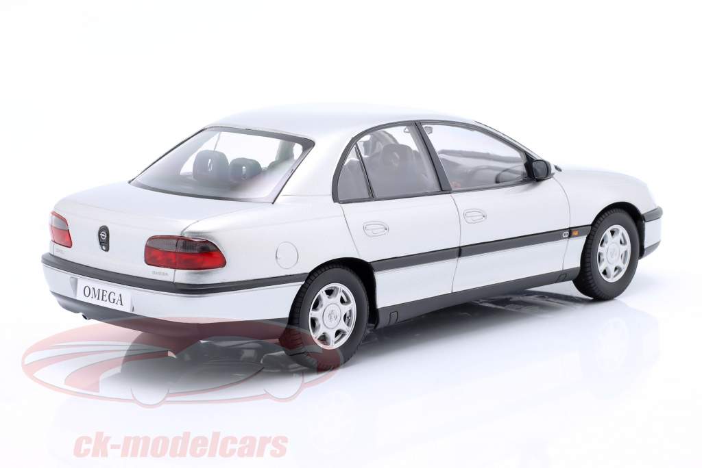 Opel Omega B 建設年 1996 銀 メタリックな 1:18 Triple9