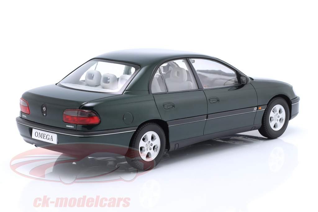 Opel Omega B Bouwjaar 1996 junglegroen 1:18 Triple9