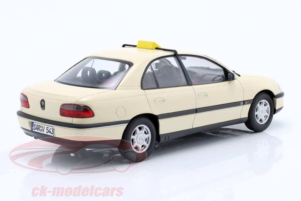 Opel Omega B taxa Tyskland Byggeår 1996 elfenben 1:18 Triple9