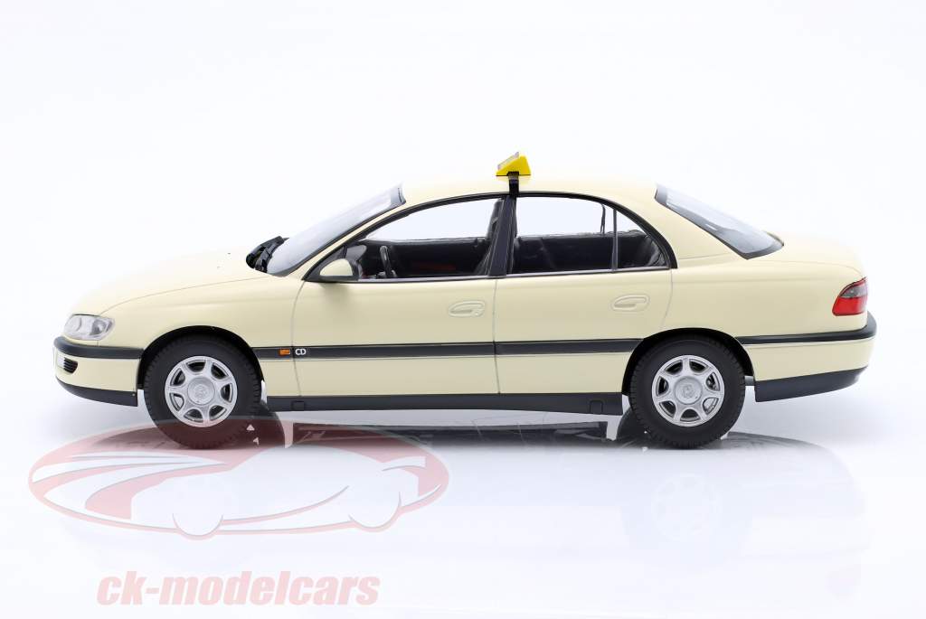 Opel Omega B taxa Tyskland Byggeår 1996 elfenben 1:18 Triple9
