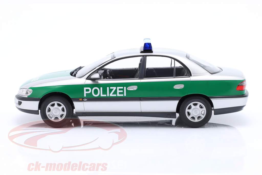 Opel Omega B politi Tyskland Byggeår 1996 sølv / grøn 1:18 Triple9