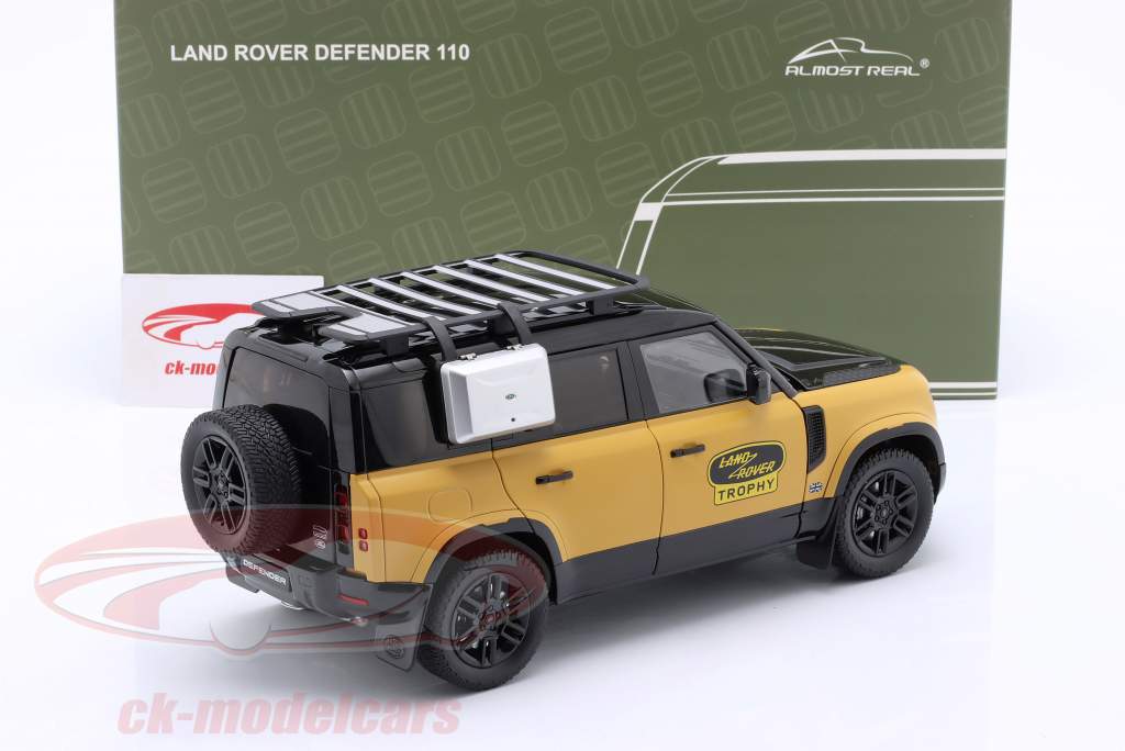 Land Rover Defender 110 Trofee editie 2022 geel / zwart 1:18 Almost Real