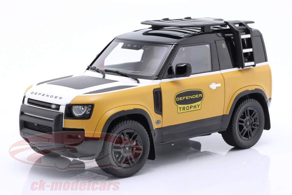 Land Rover Defender 90 Trophée édition 2023 jaune / noir 1:18 Almost Real