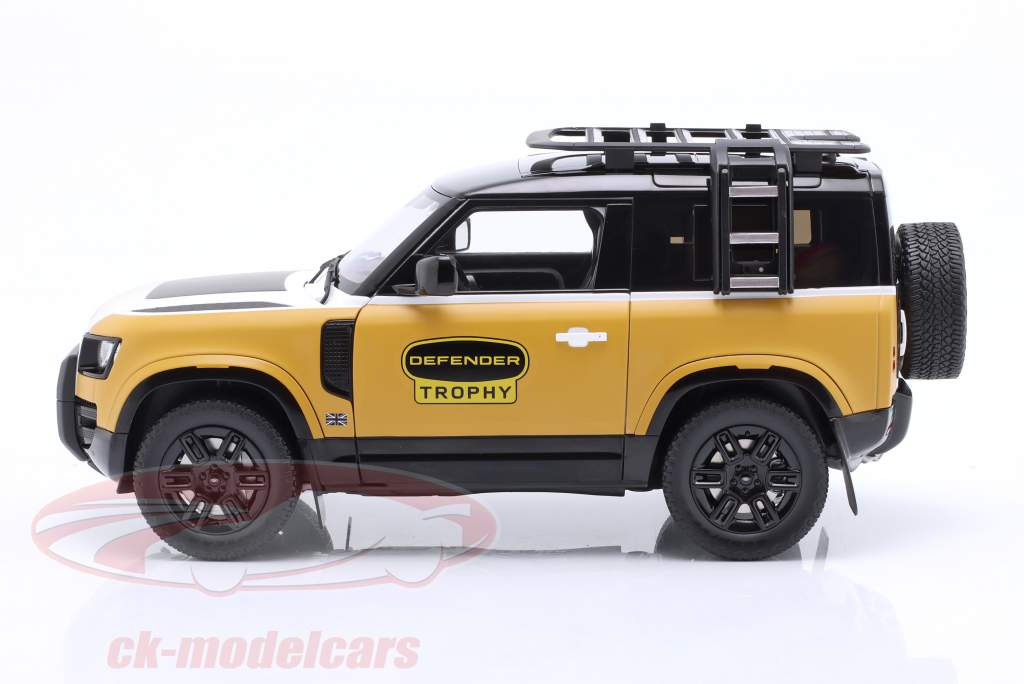 Land Rover Defender 90 Trophée édition 2023 jaune / noir 1:18 Almost Real