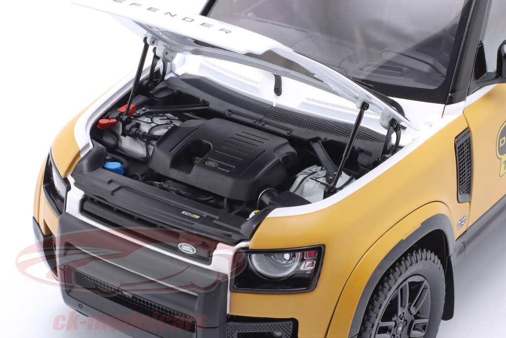 Land Rover Defender 90 Trophée édition 2023 jaune / noir 1:18 Almost Real