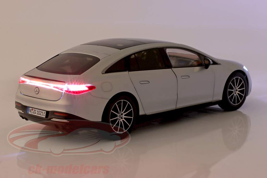 Mercedes-Benz EQS Anno di costruzione 2021 argento high-tech 1:18 NZG