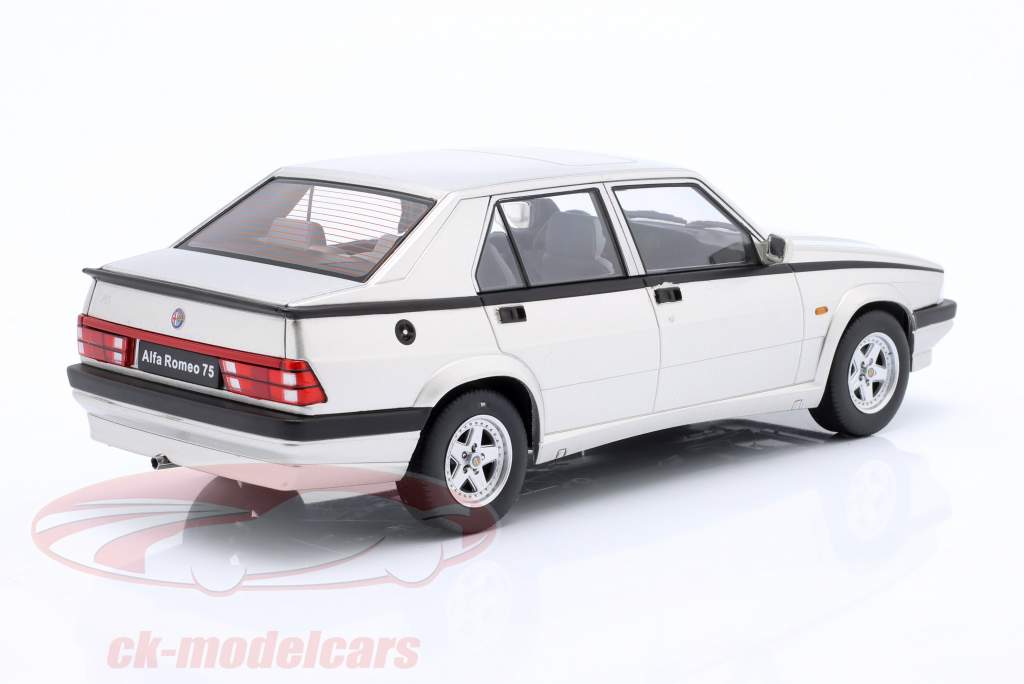 Alfa Romeo 75 Byggeår 1991 sølv metallisk 1:18 Triple9