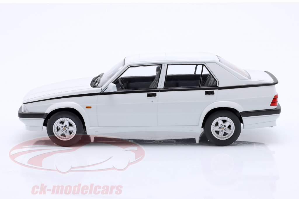 Alfa Romeo 75 Año de construcción 1991 blanco 1:18 Triple9
