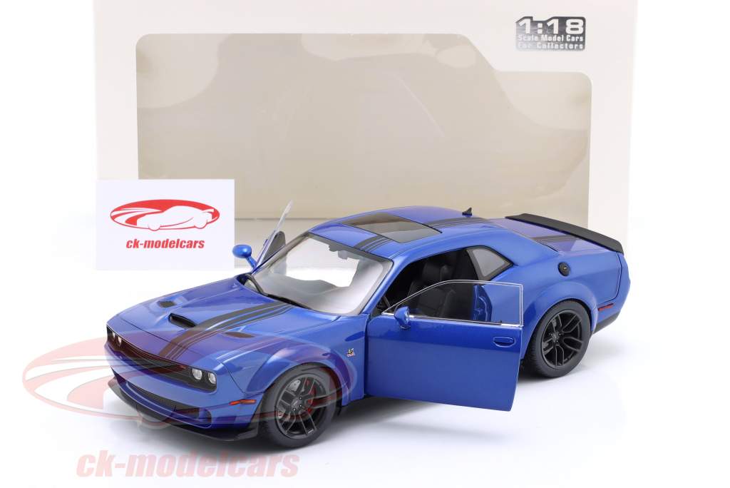 Dodge Challenger R/T Scat Pack Widebody 2023 azul 1:18 Solido