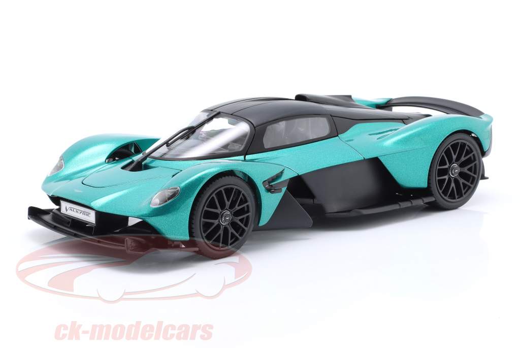 Aston Martin Valkyrie year 2022 green 1:18 Maisto
