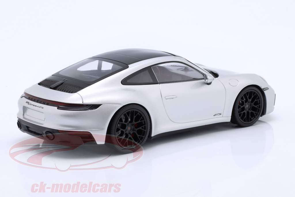 Porsche 911 (992) Carrera 4 GTS Anno di costruzione 2020 argento 1:18 Minichamps