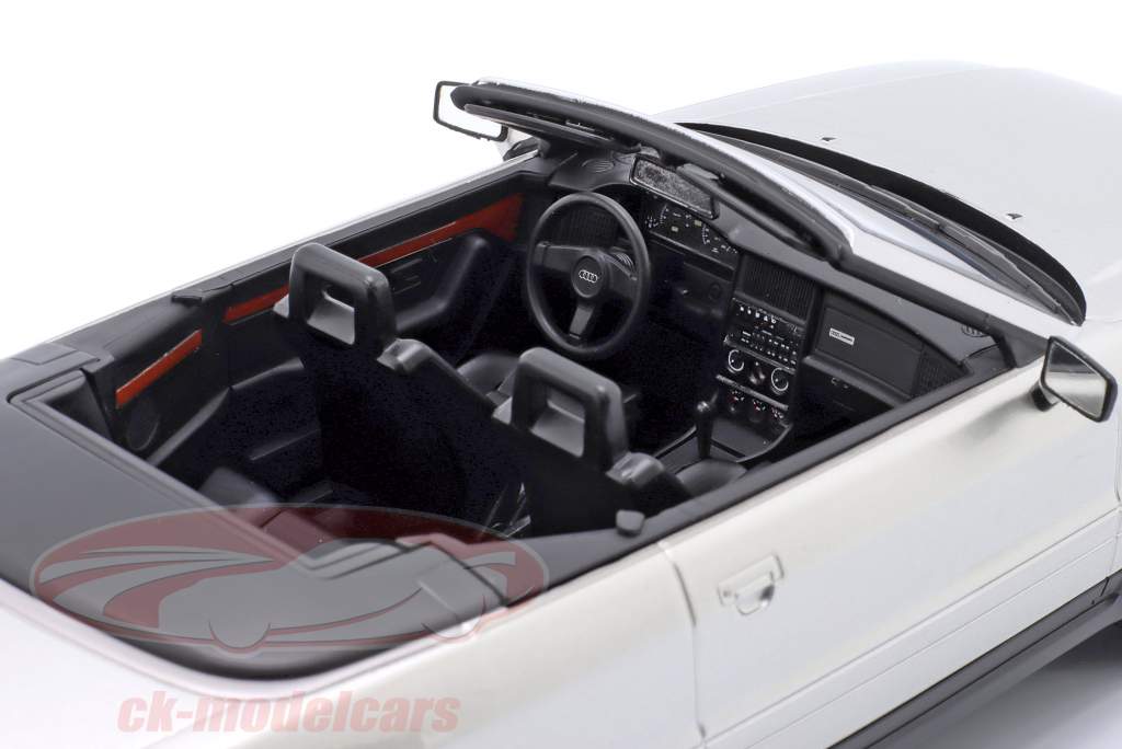 Audi Cabriolet Ano de construção 1991 prata 1:18 ModelCar Group