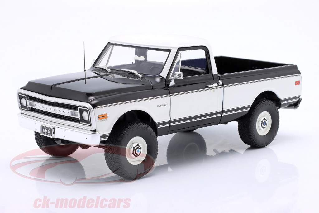 Chevrolet K10 4x4 Pick-Up Bouwjaar 1969 zwart / wit 1:18 GMP