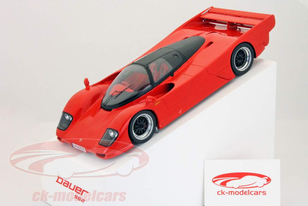 Dauer Porsche 962 rouge 1:18 Spark