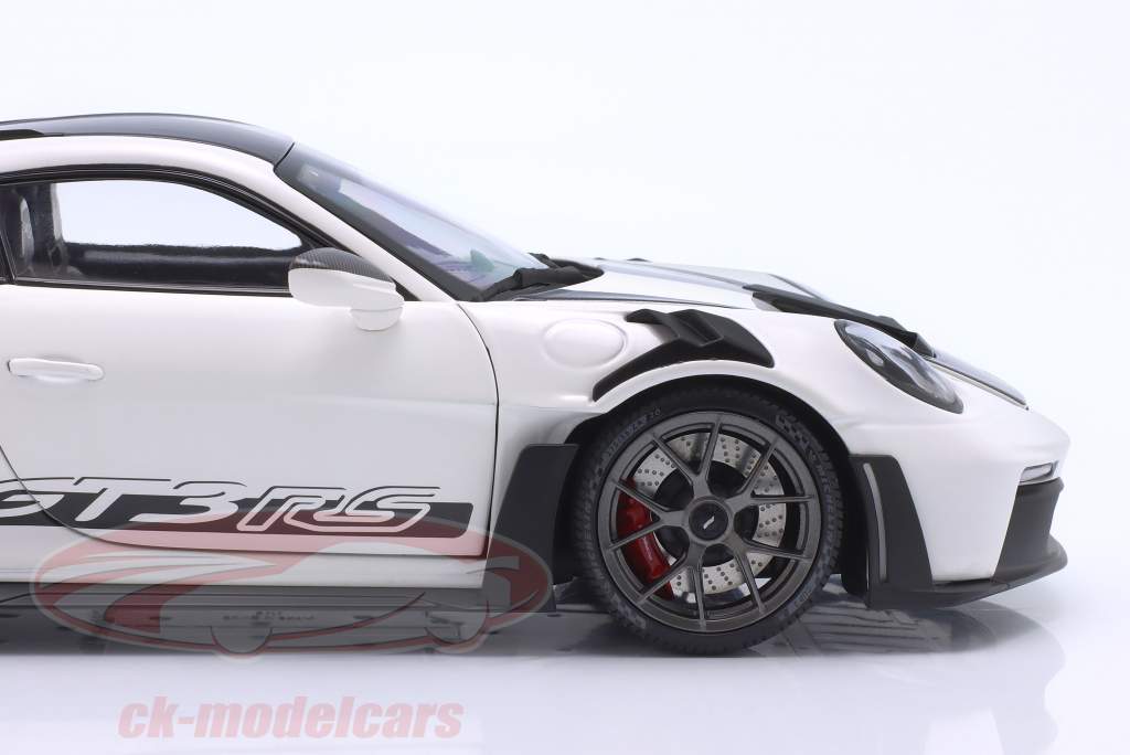 Porsche 911 (992) GT3 RS Weissach упаковка 2022 белый / серебро Диски 1:18 Minichamps