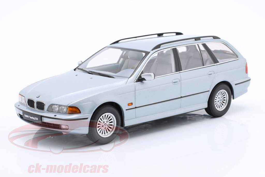 BMW 5 Series Touring (E39) Bouwjaar 1998 arctisch zilver metalen 1:18 Triple9