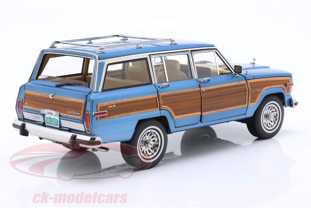 Jeep Grand Wagoneer Bouwjaar 1989 lichtblauw / Houtlook 1:18 DD-Models