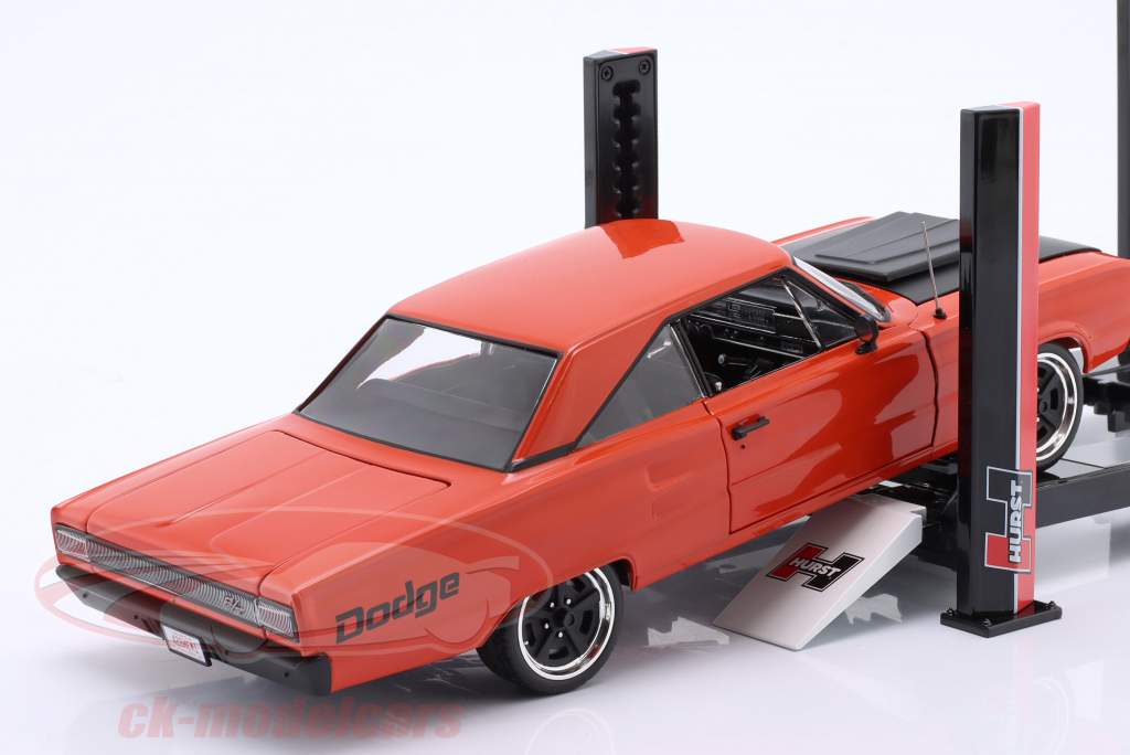 Greenlight 1:18 Adjustable four-post lift Hurst black / red