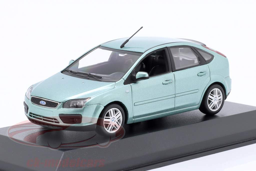 Ford Focus Год постройки 2004 светло-голубой металлический 1:43 Minichamps
