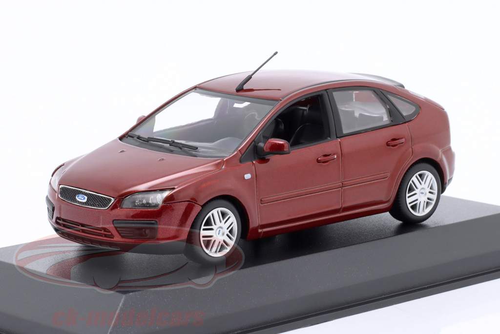 Ford Focus Baujahr 2004 dunkelrot metallic 1:43 Minichamps