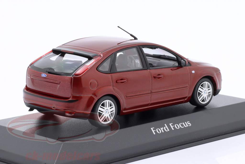 Ford Focus Byggeår 2004 mørkerød metallisk 1:43 Minichamps