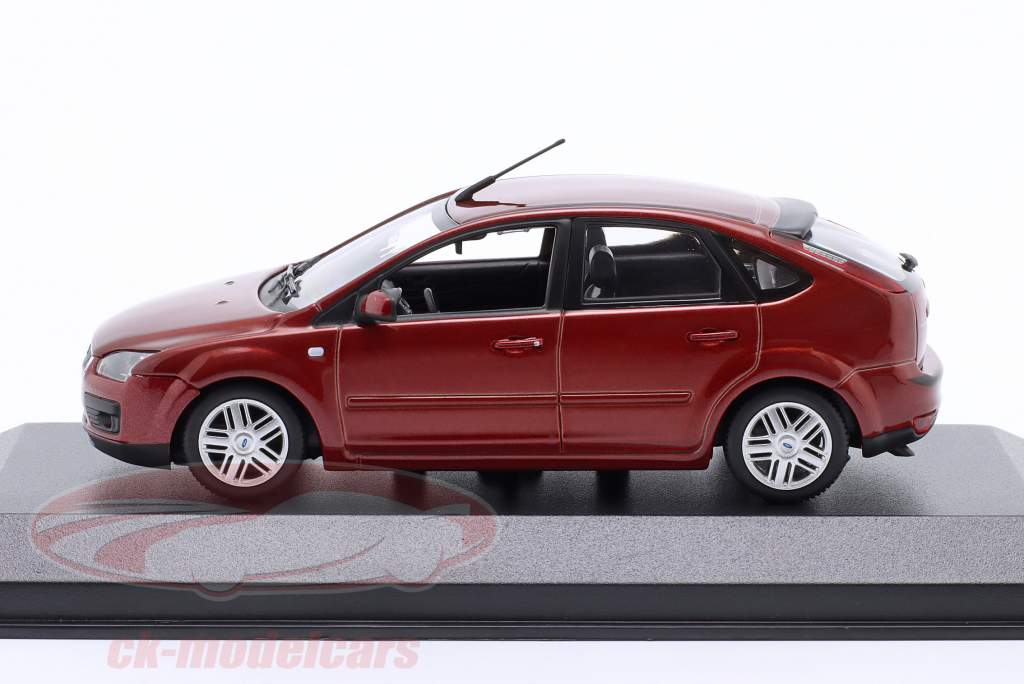 Ford Focus Byggeår 2004 mørkerød metallisk 1:43 Minichamps