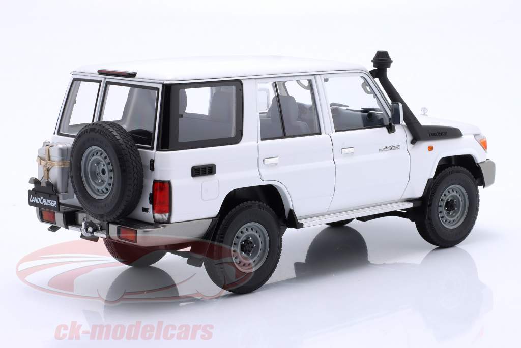 Toyota Land Cruiser 76 Byggeår 2017 hvid 1:18 Almost Real