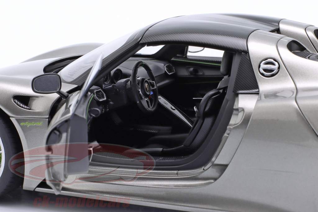 Porsche 918 Spyder Weissach Package 2013 cinza prateado metálico 1:18 AUTOart