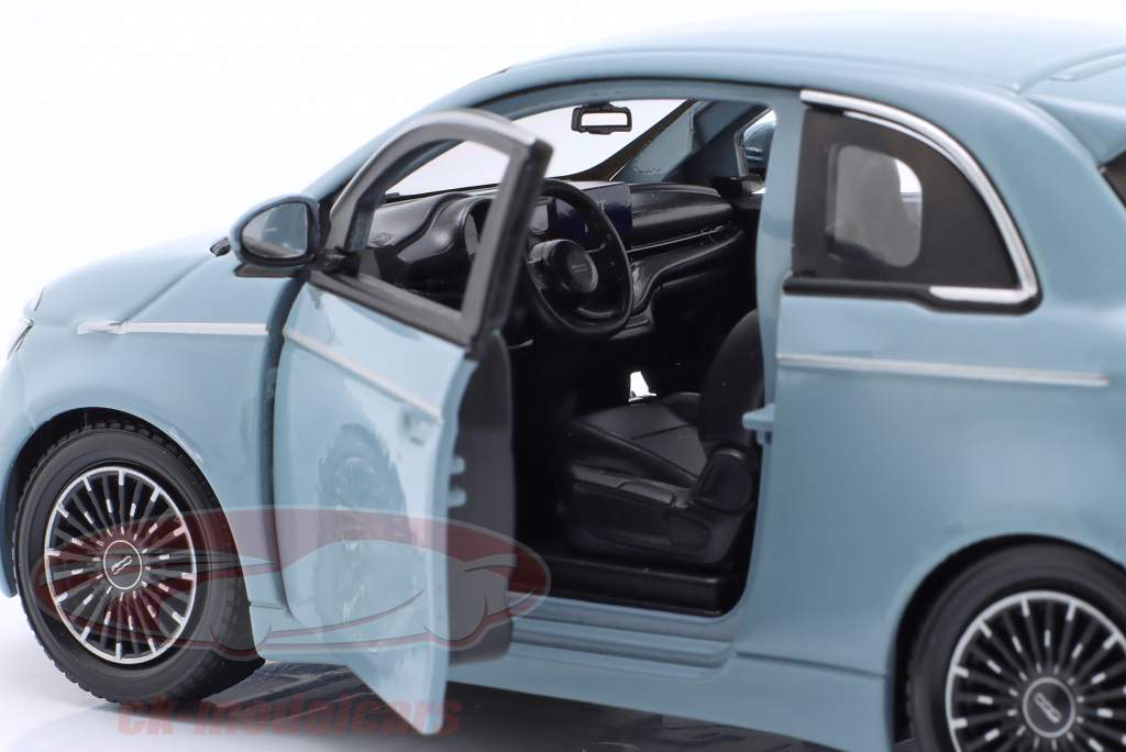 Fiat 500e Год постройки 2023 светло-голубой 1:24 Bburago