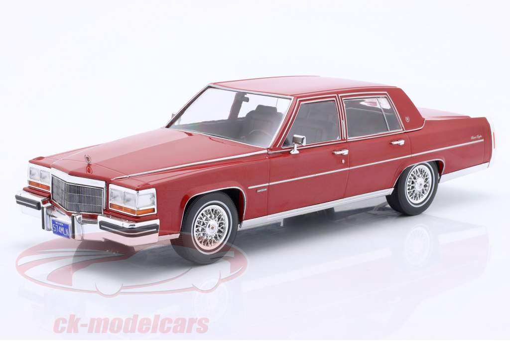 Cadillac Fleetwood Brougham Bouwjaar 1982 donkerrood metalen 1:18 ModelCar Group