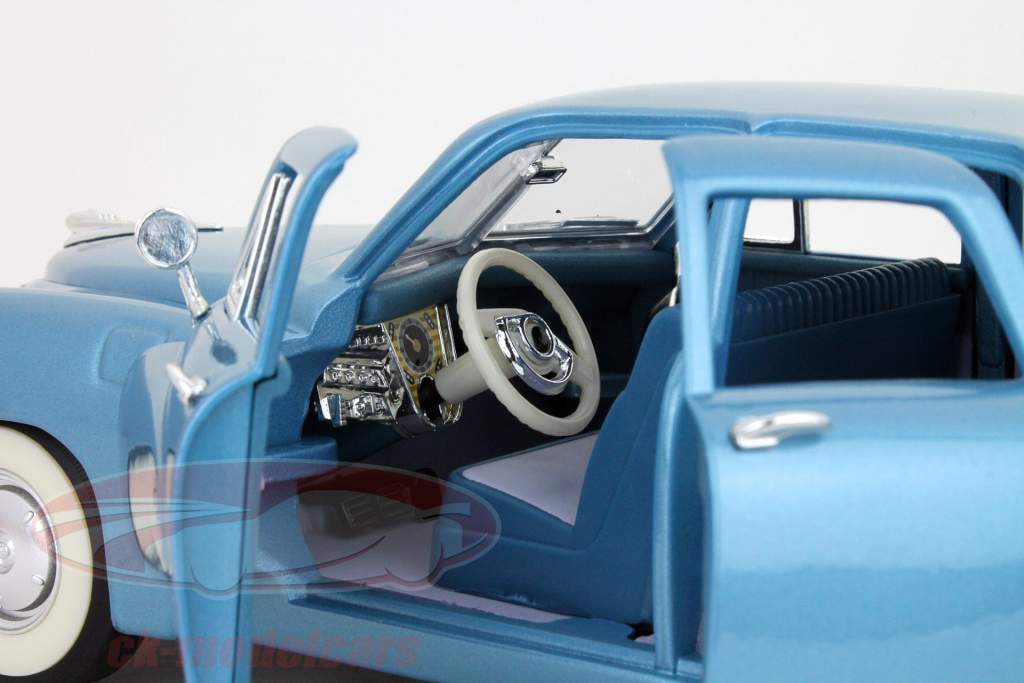 Такер Торпеда вып 1948 голубой / голубой 1:18 Yatming