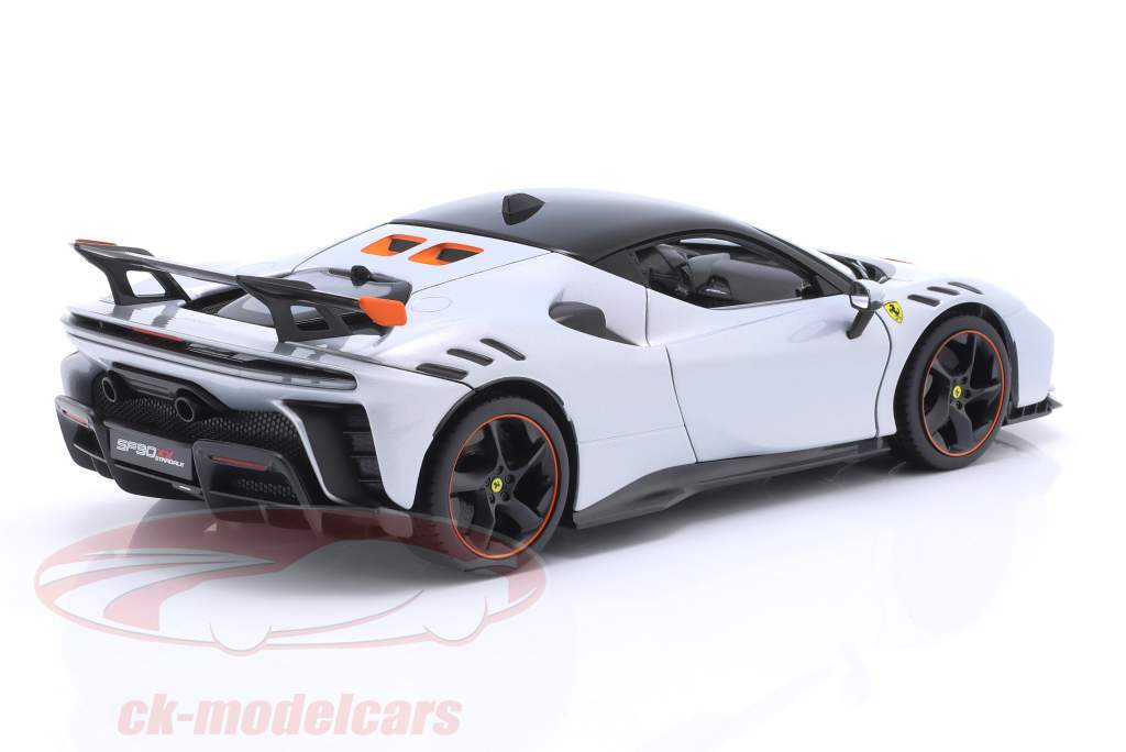 Ferrari SF90 XX Stradale Anno di costruzione 2024 bianco metallico 1:18 Bburago