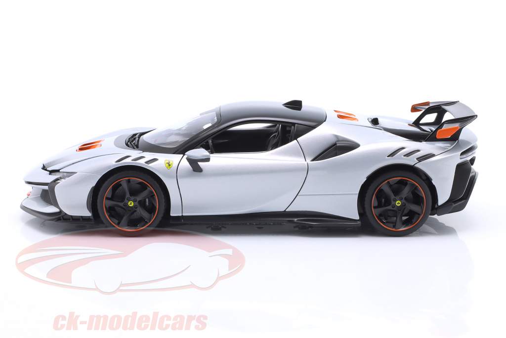 Ferrari SF90 XX Stradale Baujahr 2024 weiß metallic 1:18 Bburago