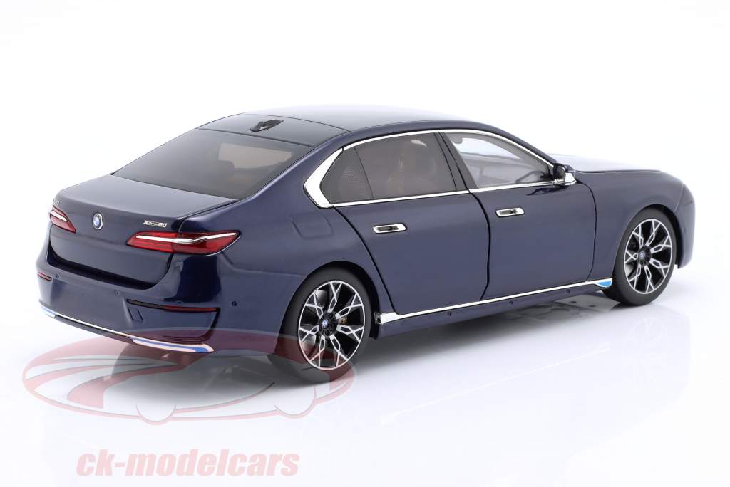BMW i7 (G70) Año de construcción 2022 azul oscuro metálico 1:18 Minichamps