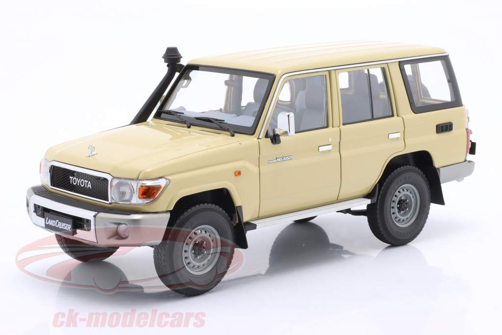 Toyota Land Cruiser (J76) Año de construcción 2017 beige 1:18 Almost Real