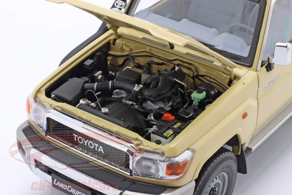 Toyota Land Cruiser (J76) Año de construcción 2017 beige 1:18 Almost Real