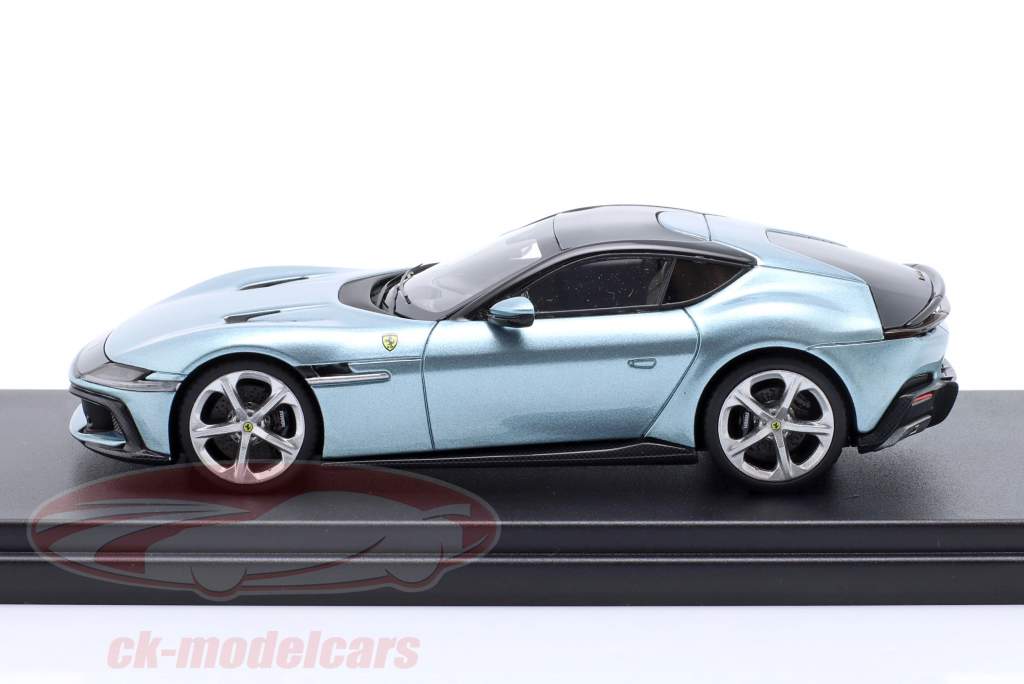 Ferrari 12 Cilindri ano de construção 2024 azul claro metálico 1:43 LookSmart