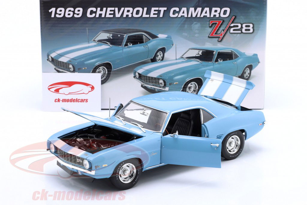 Chevrolet Camaro Z/28 anno di costruzione 1969 azzurro chiaro / bianco 1:18 GMP