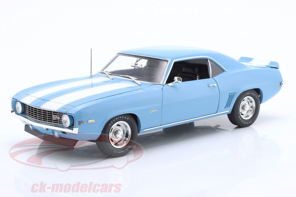 Chevrolet Camaro Z/28 anno di costruzione 1969 azzurro chiaro / bianco 1:18 GMP