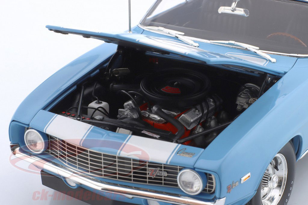 Chevrolet Camaro Z/28 anno di costruzione 1969 azzurro chiaro / bianco 1:18 GMP