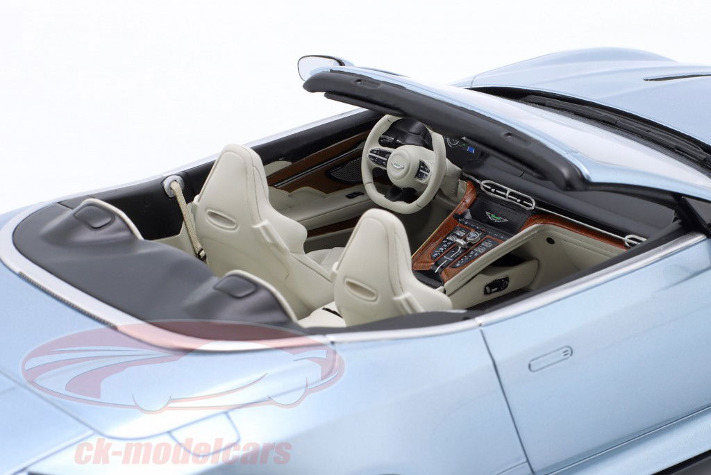 Aston Martin DB12 Volante Año de construcción 2023 azul claro metálico 1:18 GT-Spirit