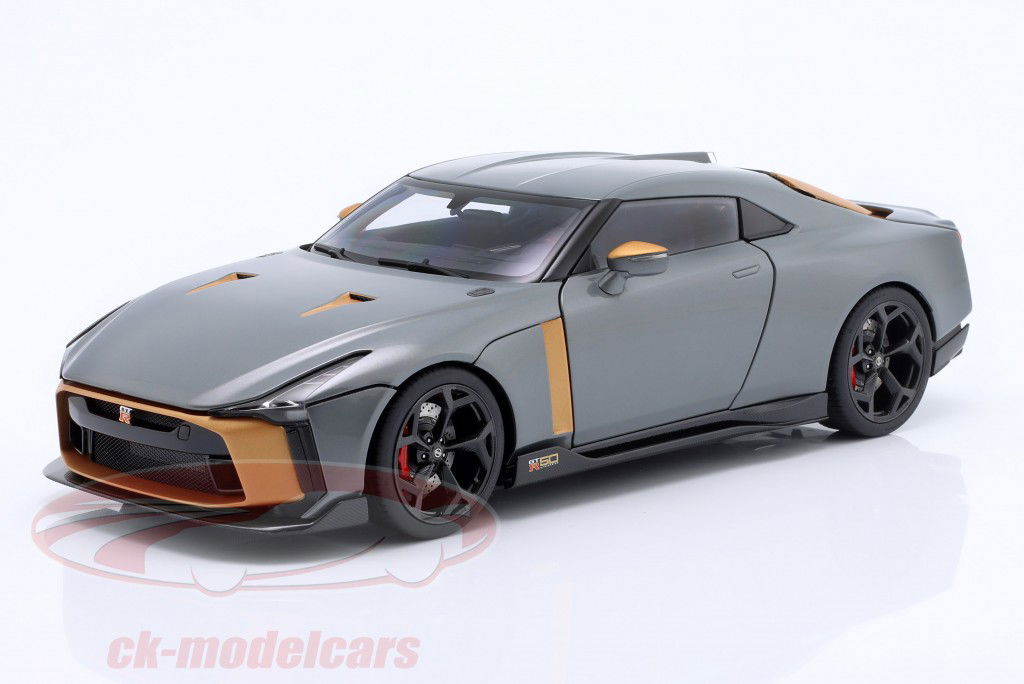 Nissan GT-R50 建造年份 2020 银， 金子 1:18 AUTOart