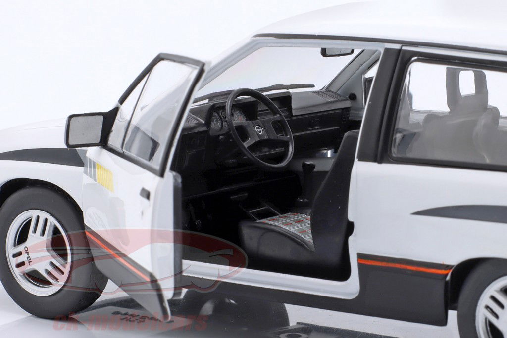 Opel Corsa A SR Année de construction 1985 blanc 1:24 WhiteBox