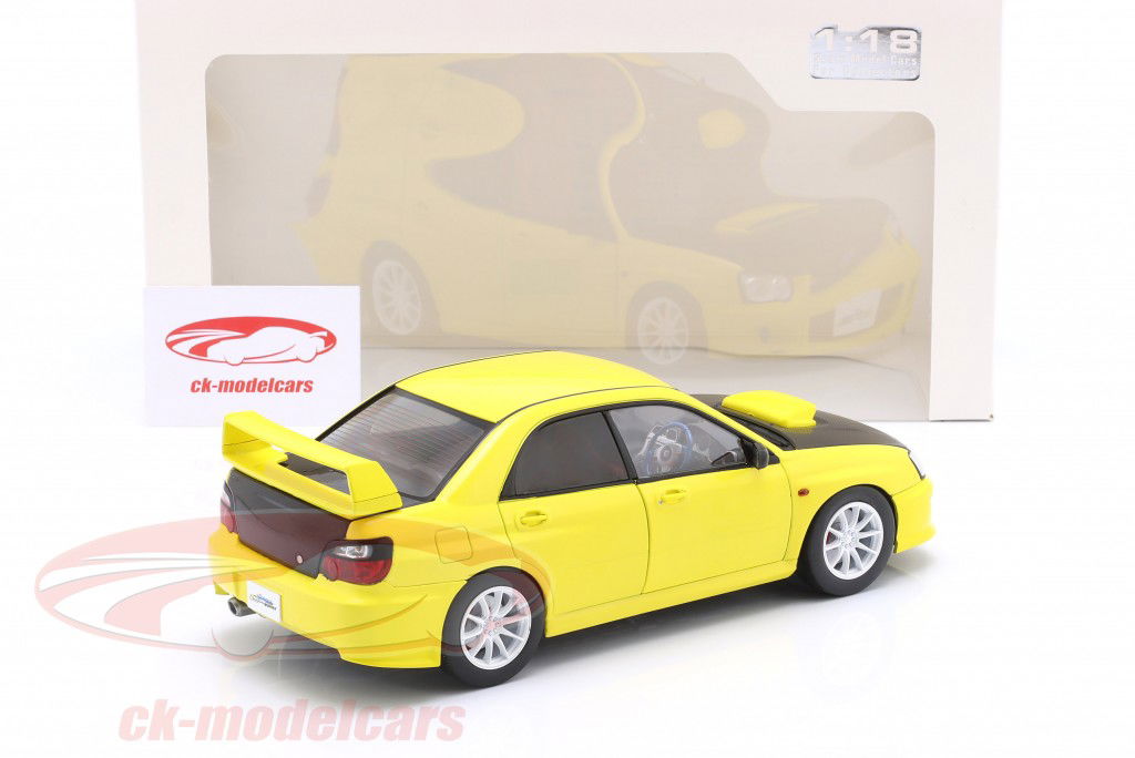 Subaru Impreza WRX STI 建造年份 2003 黄色的 / 黑色的 1:18 Solido