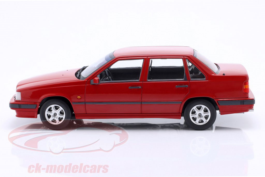 Volvo 850 Bouwjaar 1993 signaal rood 1:18 Triple9