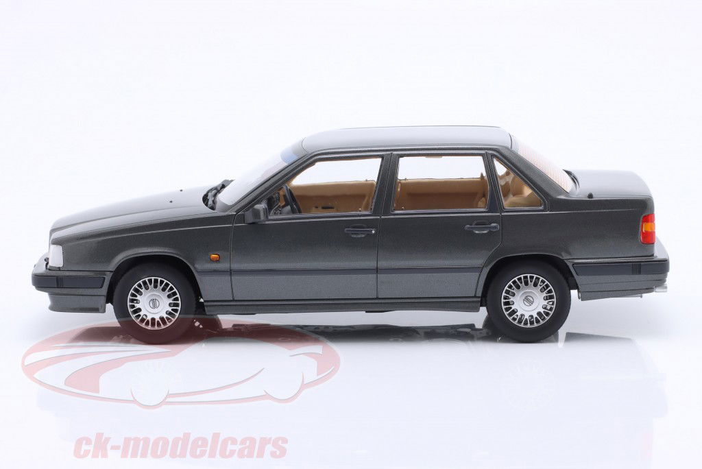 Volvo 850 Baujahr 1993 dunkelgrau metallic 1:18 Triple9